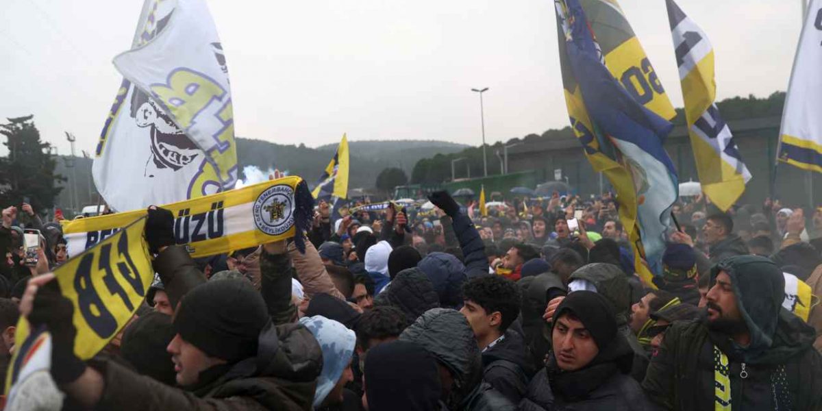 <strong>Fenerbahçe taraftarı, Riva’da TFF’yi protesto etti</strong>