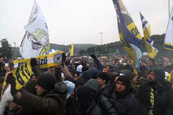 <strong>Fenerbahçe taraftarı, Riva’da TFF’yi protesto etti</strong>