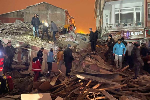 Türkei: Schwere Erdbeben an Grenze zu Syrien – Tote und Verletzte