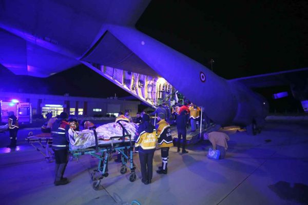 <strong>Malatya’da depremde yaralanan 41 kişi askeri uçaklarla İstanbul’a gönderildi</strong>