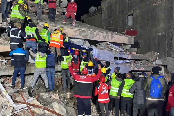 <strong>Kahramanmaraş’ta enkaz altında kalan Alper, 96 saat sonra kurtarıldı</strong>