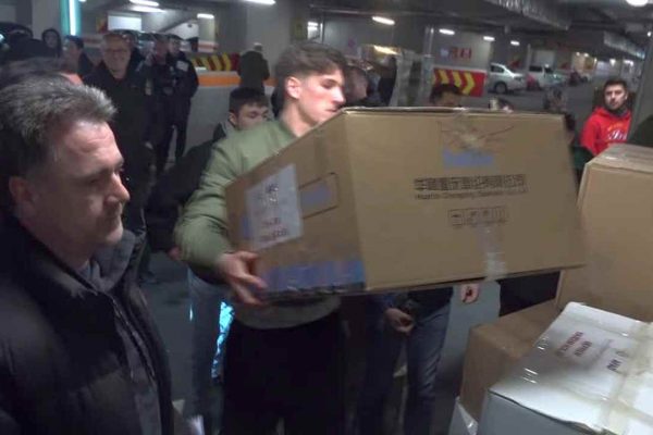 Galatasaraylı futbolcular yardım kampanyasına katıldı