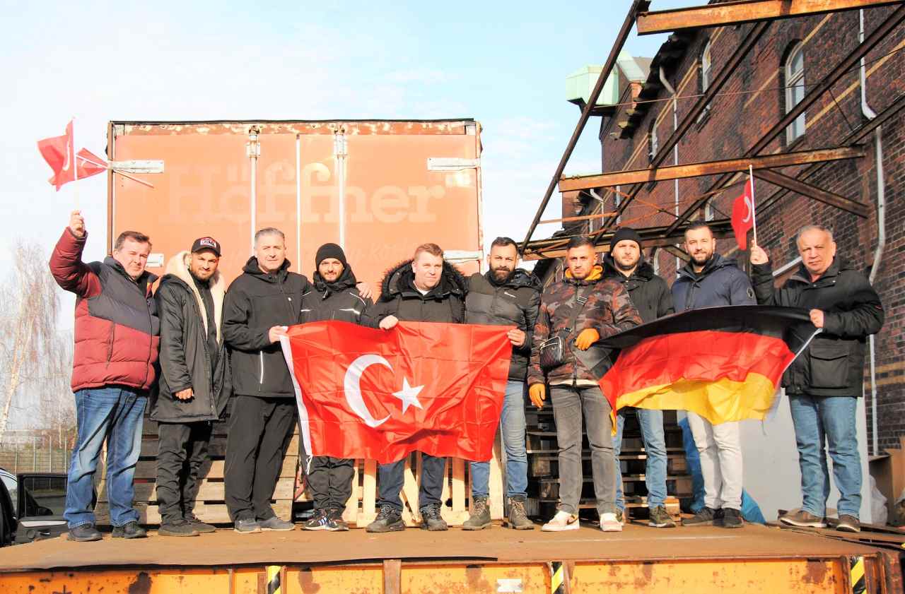Harburg-Wilhelmsburg ve Vedel’de yaşayan Türkler LAGERHAUS G’ye Yardım Yağdırdılar!