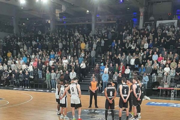 Hamburg’da, basketbol maçında1 dakikalık saygı duruşu!