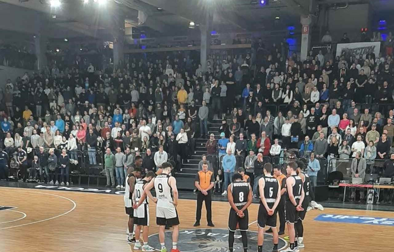 Hamburg’da, basketbol maçında1 dakikalık saygı duruşu!