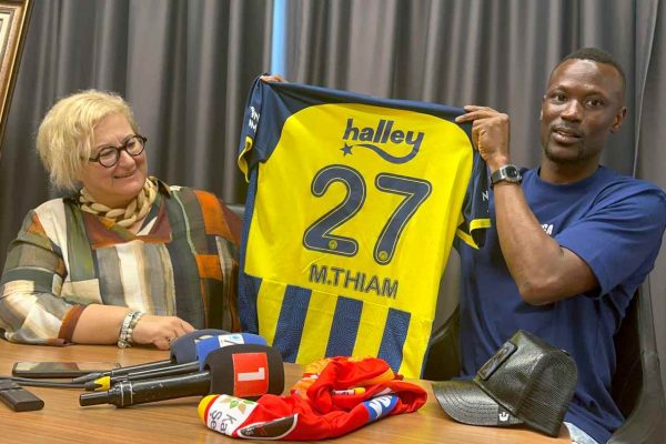 <strong>Kayserisporlu forvet Mame Thiam depremzedeler için imzalı formalarını bağışladı</strong>