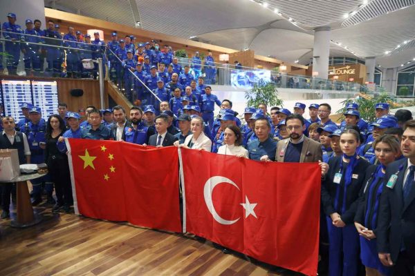 <strong>Çinli arama kurtarma ekibi törenle ülkesine uğurlandı</strong>