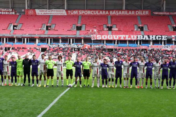 <strong>Samsunspor ile 52 Orduspor FK, depremzedelere destek maçında karşılaştı</strong>
