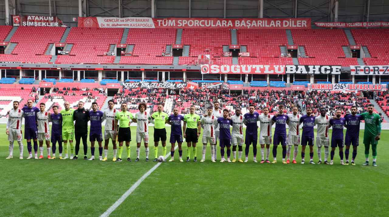 <strong>Samsunspor ile 52 Orduspor FK, depremzedelere destek maçında karşılaştı</strong>