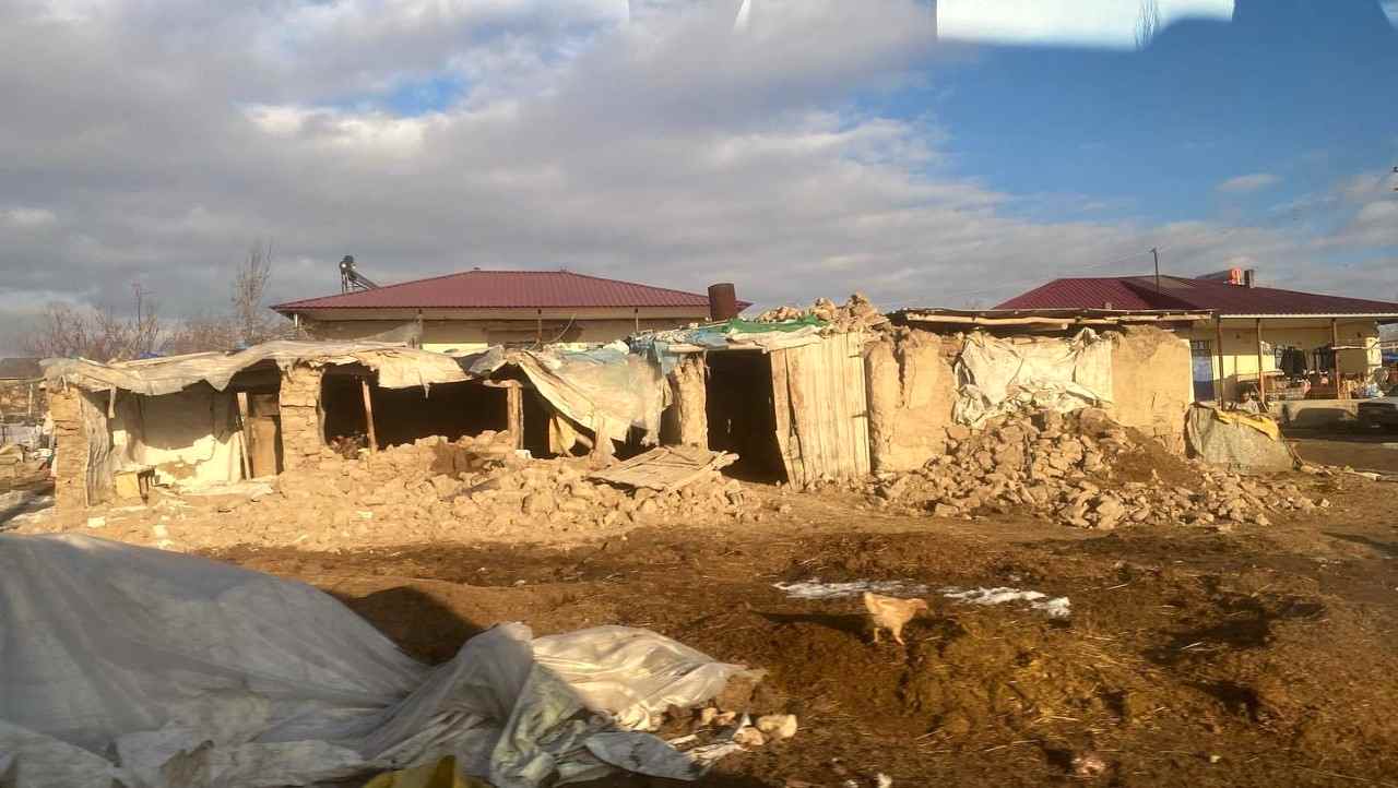 Mahsuni Şerif’in köyünde de depremde evler yıkıldı!