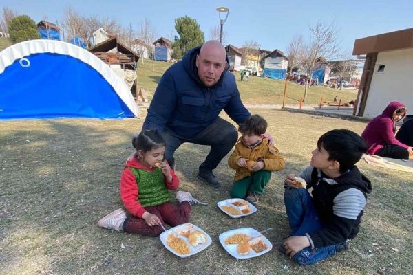 Halis Başbuğ’dan depremzedeler için yardım