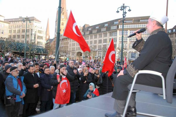 <strong>HAMBURG RATHAUS’DA DEPREMDE YİTİRİLENLER ANILDI!</strong>