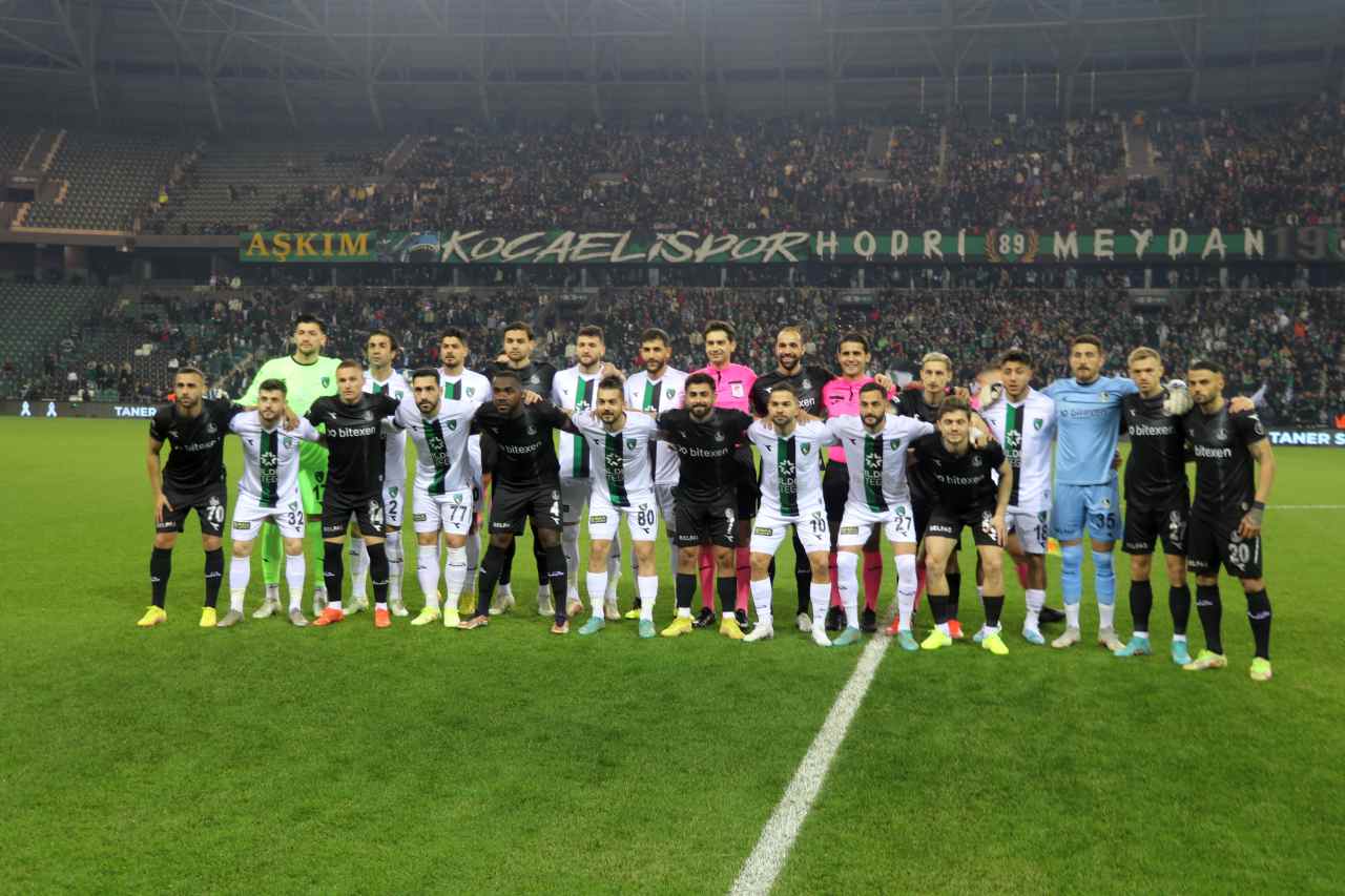 <strong>Kocaelispor ile Sakaryaspor depremzedeler yararına dostluk maçı yaptı</strong>
