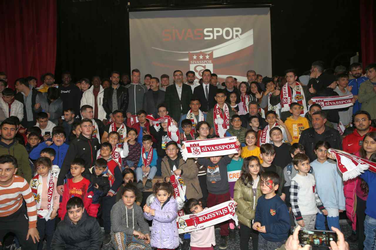 <strong>Sivasspor Teknik Direktörü Çalımbay ve futbolcular, depremzede çocuklarla buluştu</strong>