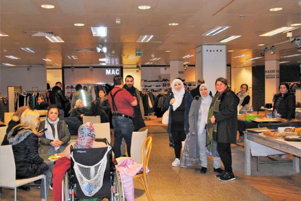 Pinneberg’li Türkler akın akın depremzedeler için Flohmark’ta koştular!