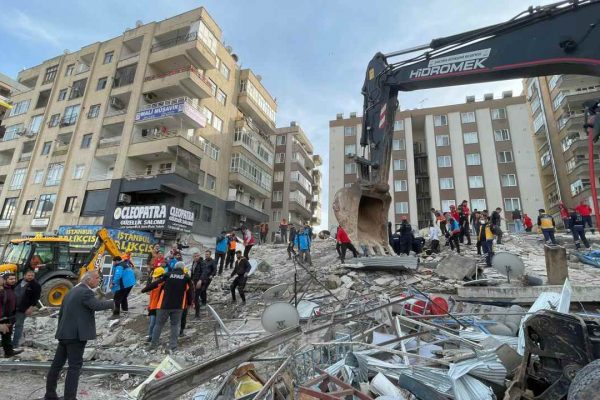 <strong> Şanlıurfa’da 6 katlı bina yıkıldı</strong>