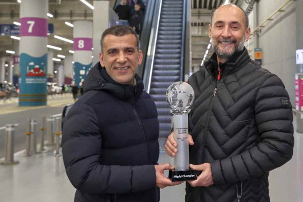 <strong>Dünya şampiyonu bilardocular Semih Saygıner-Tayfun Taşdemir ikilisi yurda döndü</strong>