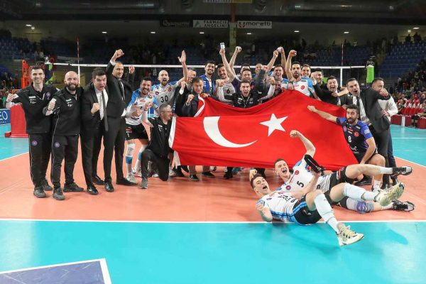 <strong>Halkbank yarı finale çıktı</strong>