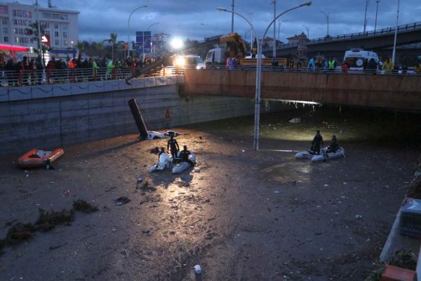 <strong>Şanlıurfa’da </strong>sel<strong> nedeniyle mahsur kalan vatandaşların kurtarılması için çalışma sürüyor</strong>