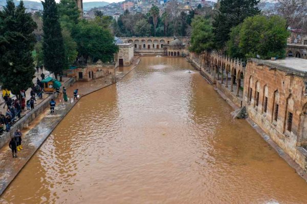<strong>Şanlıurfa’da sağanak nedeniyle taşan Balıklıgöl’de sular çekildi</strong>