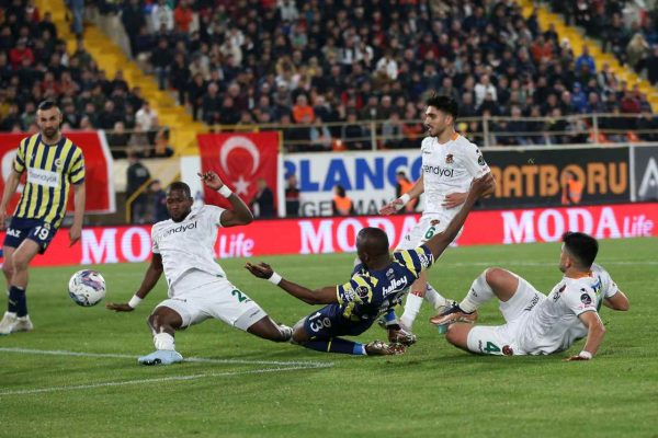 Fenerbahçe geriye düştüğü maçı 2 penaltıyla çevirdi