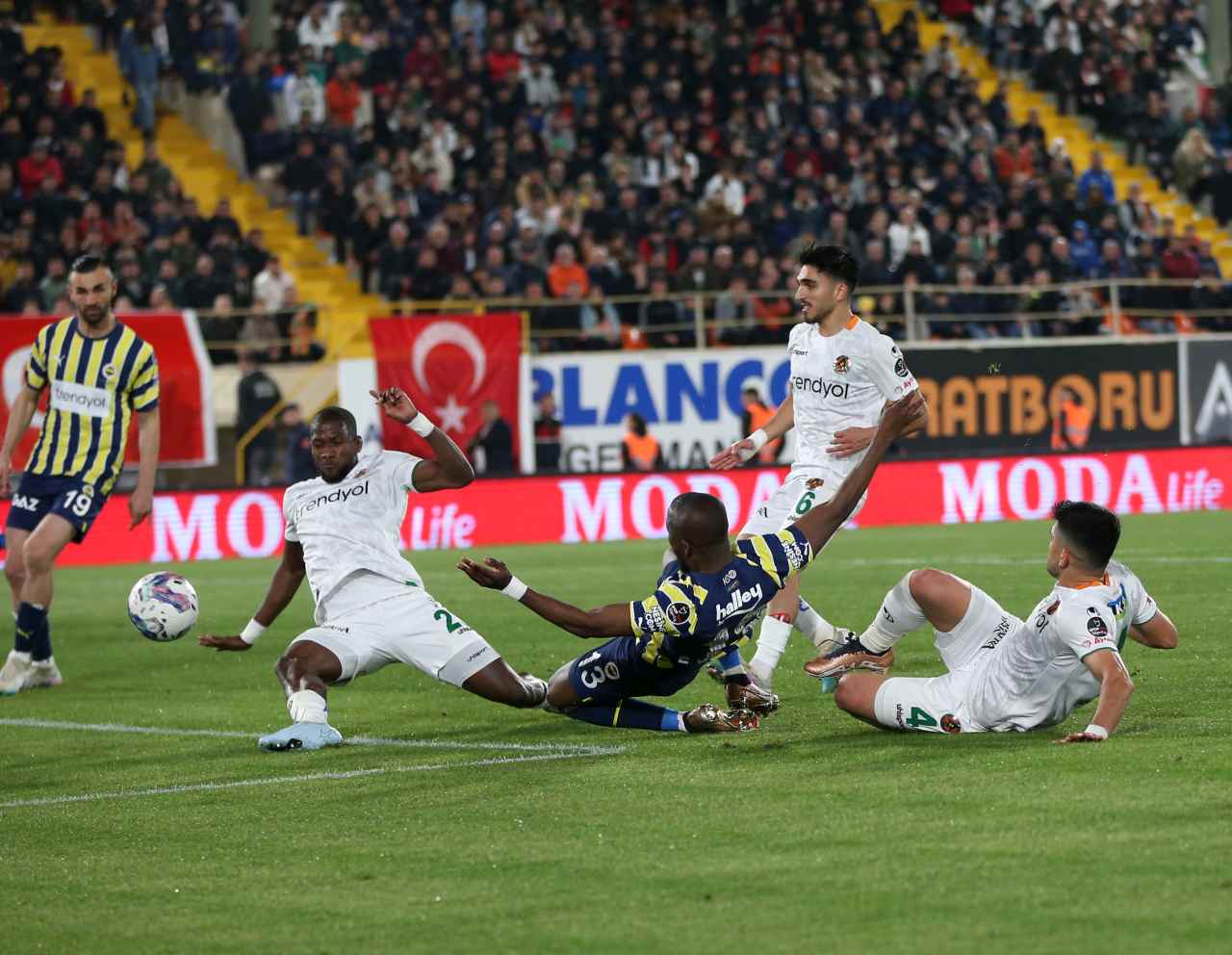 Fenerbahçe geriye düştüğü maçı 2 penaltıyla çevirdi