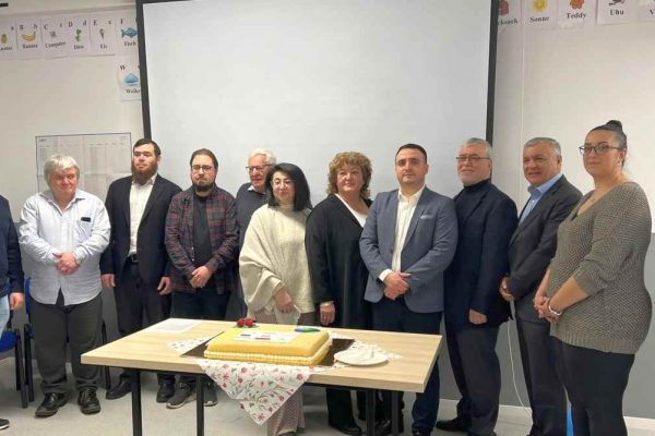 <strong>Göçmenler Birliği Harun Öznarin güven tazeledi</strong>