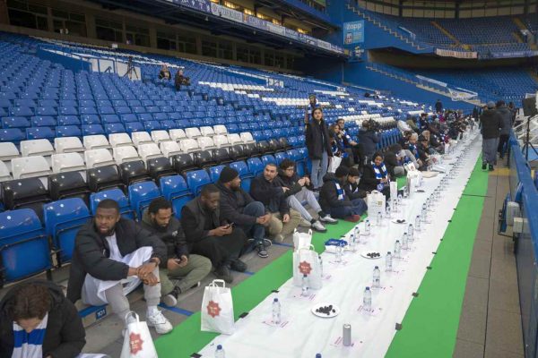 <strong>Chelsea, stadında iftar vererek bir ilke imza attı</strong>