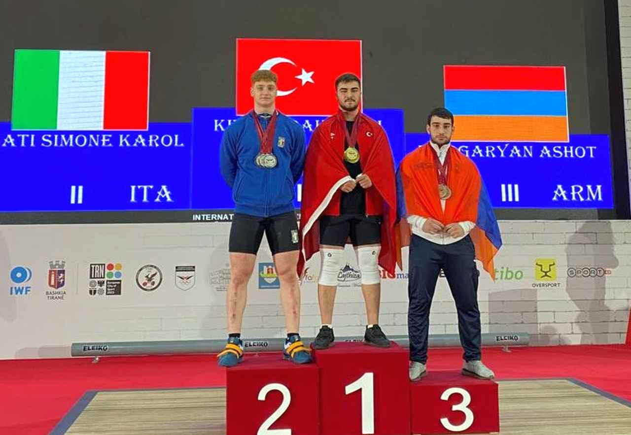 <strong>Milli halterci Sami Baki, yıldızlarda dünya şampiyonu oldu</strong>