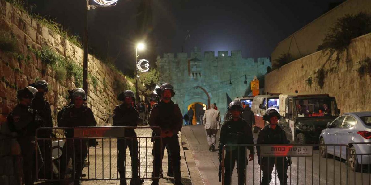 <strong>İsrail polisi, Mescid-i Aksa baskınında 200 Filistinliyi gözaltına aldı</strong>