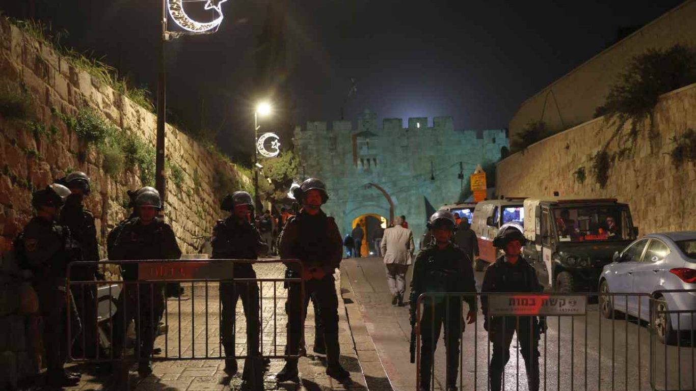 İsrail polisi, işgal altındaki Doğu Kudüs'te bulunan Mescid-i Aksa'ya baskın düzenledi