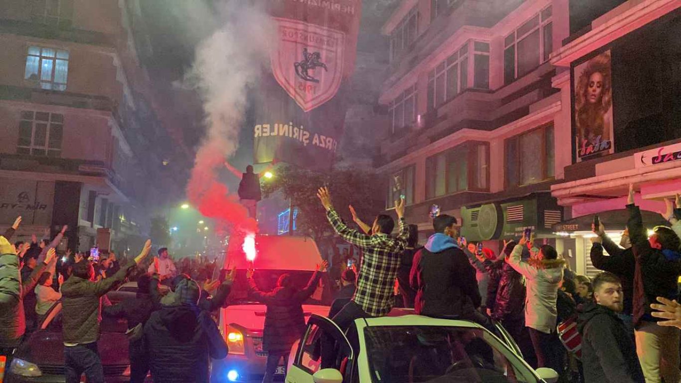 Samsunspor taraftarı, 11 yıl sonra Süper Lig'e dönmenin mutluğunu yaşadı