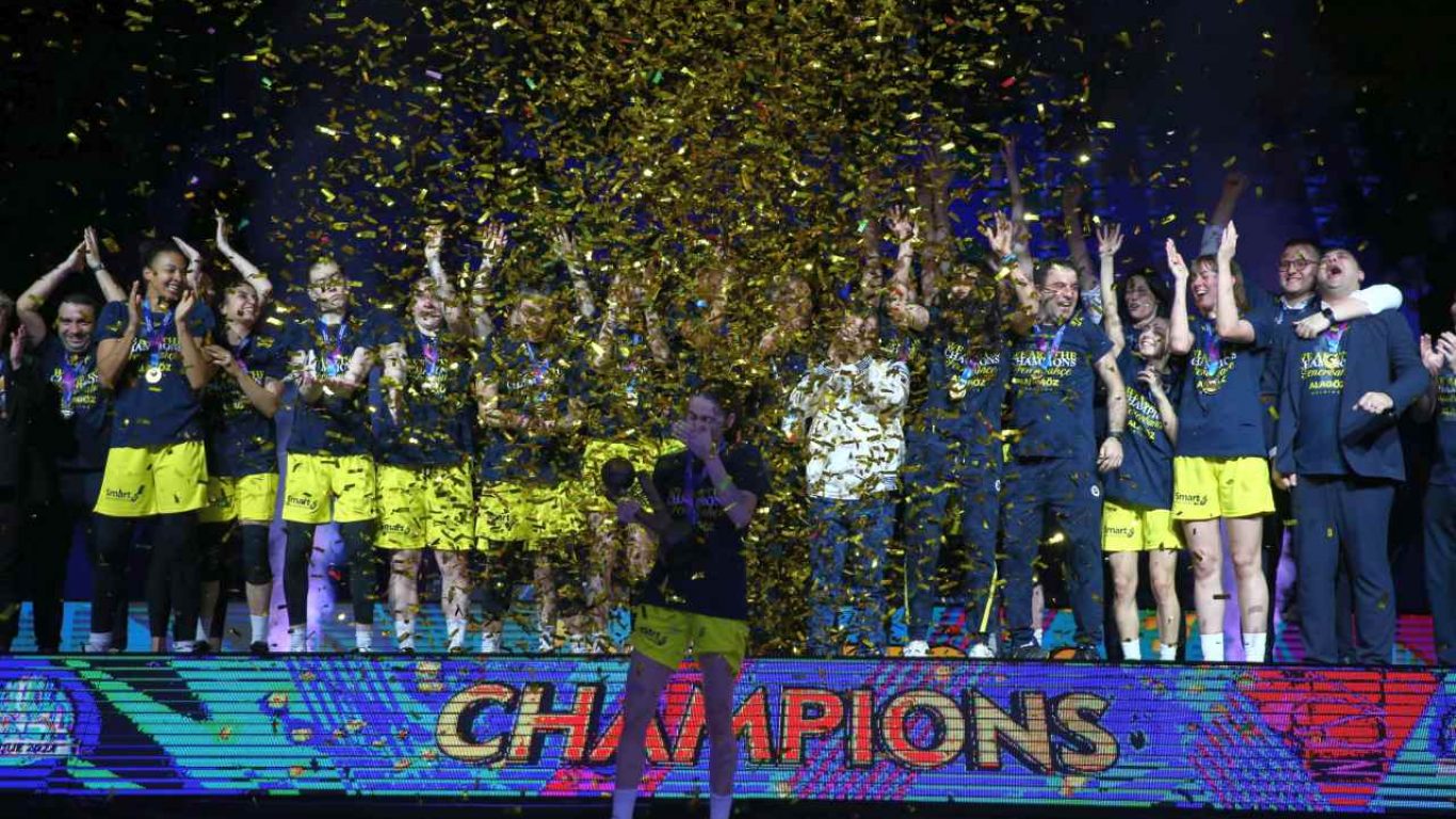 Basketbol FIBA Kadınlar Avrupa Ligi'nin şampiyonu Fenerbahçe, kupasını aldı
