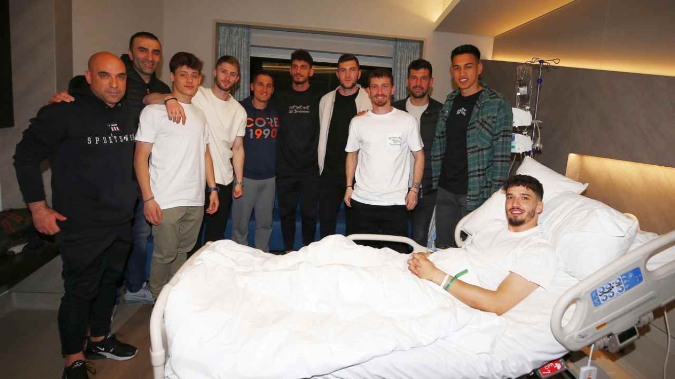 Fenerbahçeli futbolculardan, bel fıtığı operasyonu geçiren kaptan Altay Bayındır'a ziyaret