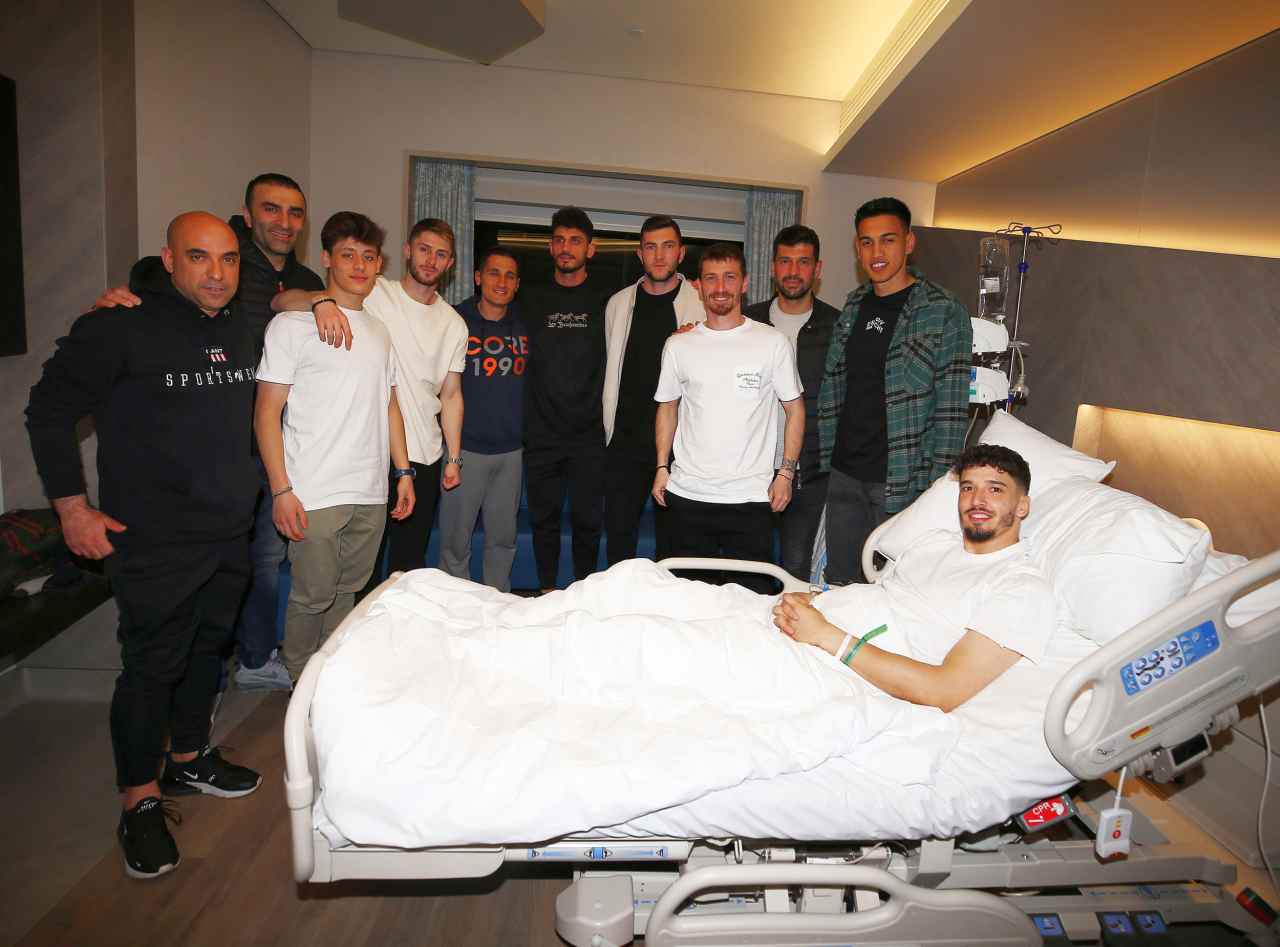 Fenerbahçeli futbolculardan, bel fıtığı operasyonu geçiren kaptan Altay Bayındır’a ziyaret