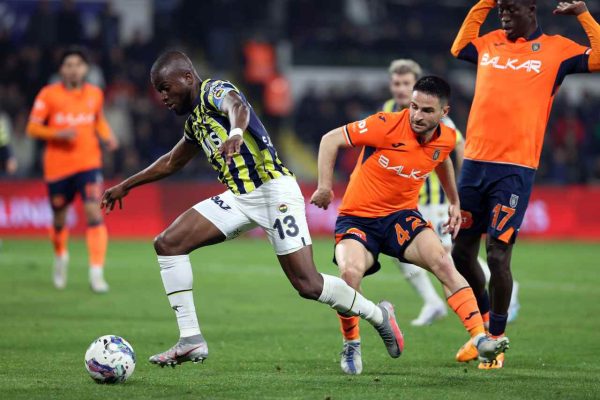 Fenerbahçe, şampiyonluk yarışına son dakikalarda tutundu