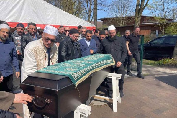 Kocamanoğlu’nun cenaze namazı Muradiye’de kılındı