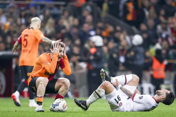 Galatasaray ‘Gümrük’e takıldı!