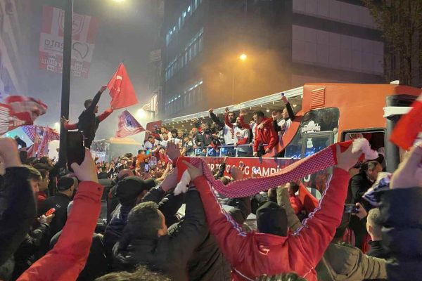 Samsunspor taraftarı, 11 yıl sonra Süper Lig’e dönmeyi kutladı