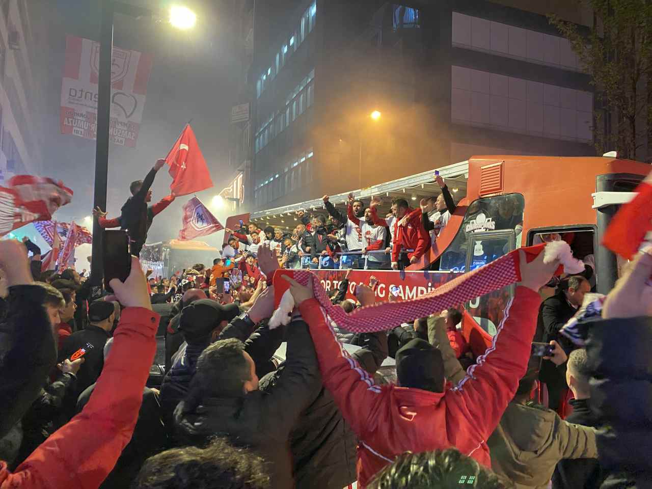 Samsunspor taraftarı, 11 yıl sonra Süper Lig’e dönmeyi kutladı
