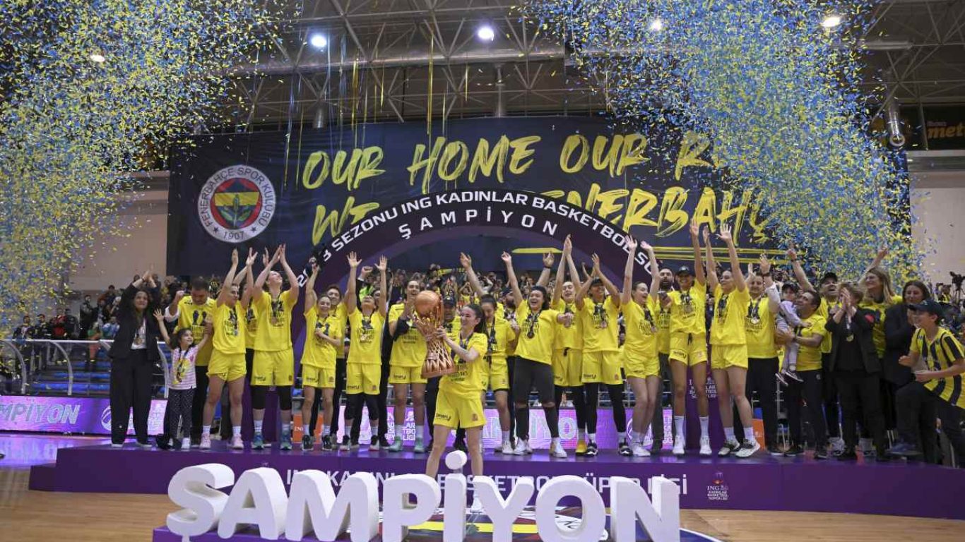 Fenerbahçe Alagöz Holding, şampiyonluk kupasını kaldırdı