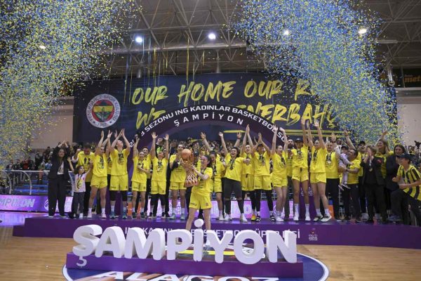 Fenerbahçe Alagöz Holding, şampiyonluk kupasını kaldırdı