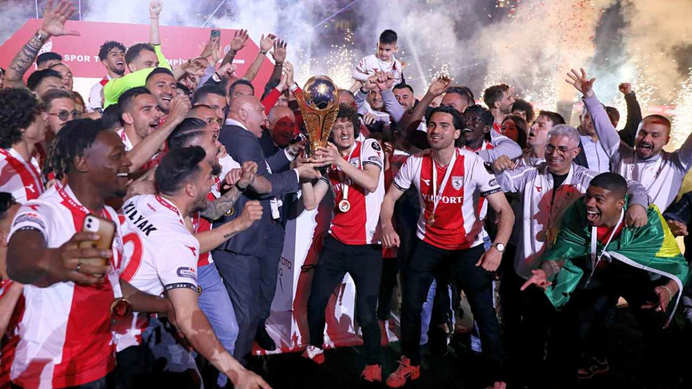 Süper Lig'e yükselen Samsunspor kupasını aldı