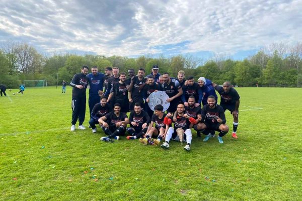 TBS futbolcuları şampiyonluğu sahada halay çekerek kutladı