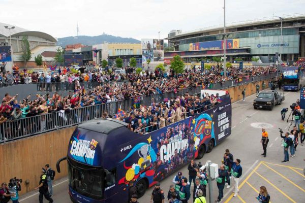 Barcelonalı futbolcular lig şampiyonluğunu kent merkezinde taraftarlarıyla kutladı