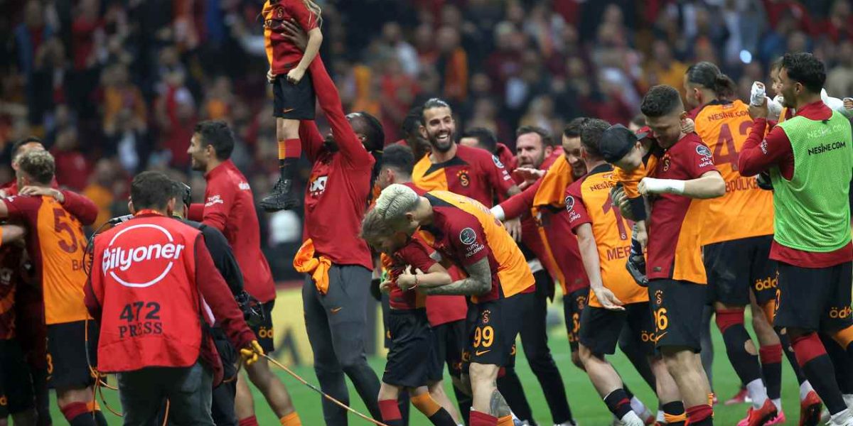 Galatasaray, şampiyonluk kapısını sonuna kadar araladı