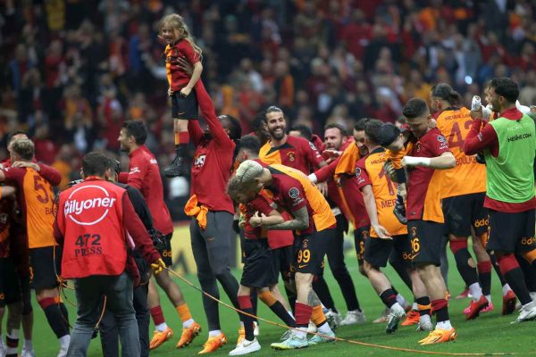 Galatasaray, şampiyonluk kapısını sonuna kadar araladı