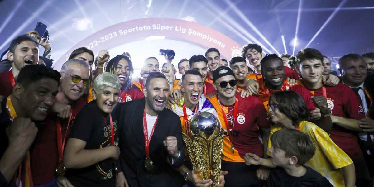 Galatasaray, şampiyonluk kupasını kaldırdı