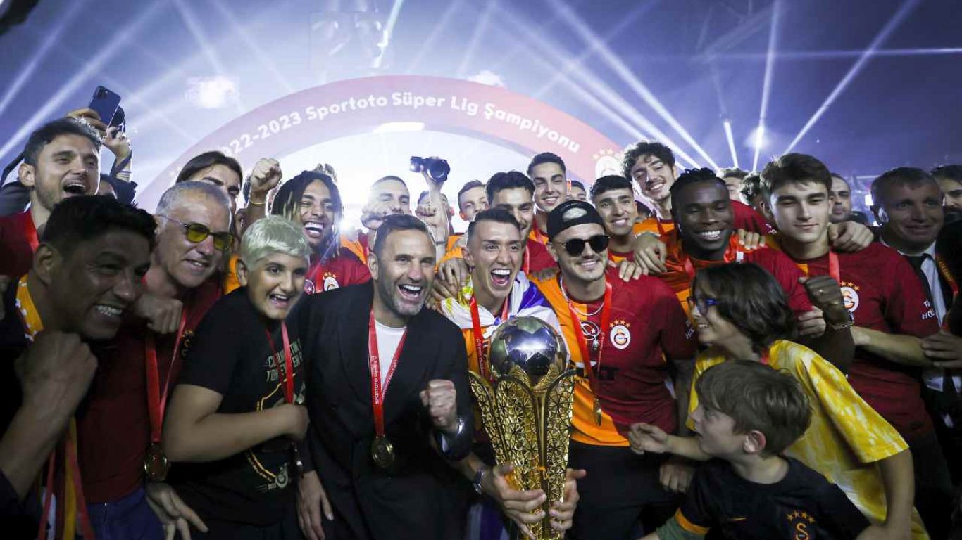 Galatasaray, şampiyonluk kupasını kaldırdı
