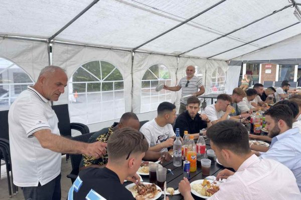 İnter Türkspor Kiel’den, futbolculara yemekli uğurlama
